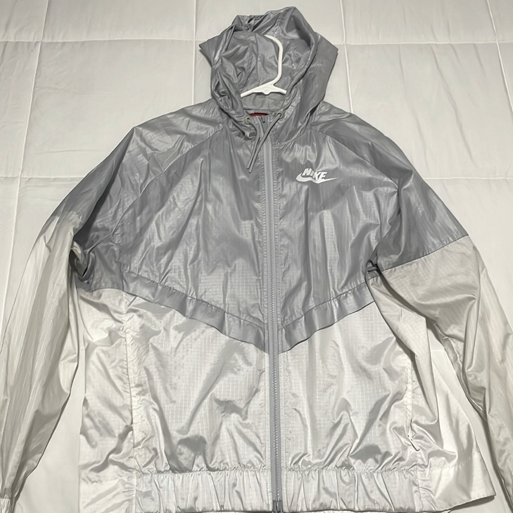 Nike women’s windbreaker jacket